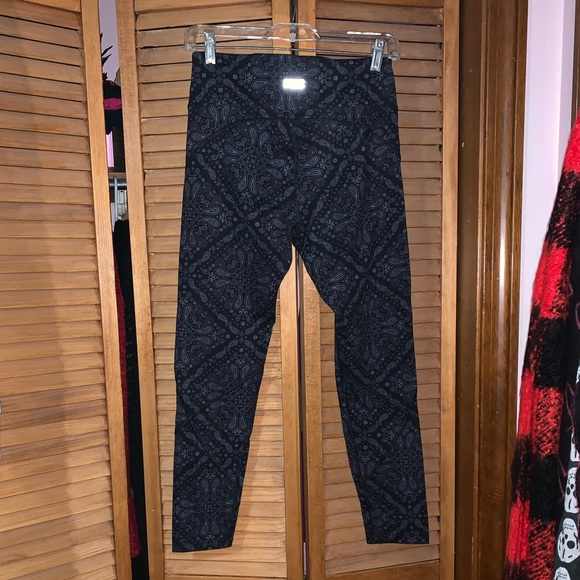 BNWOT PINK Sport paisley leggings. - Picture 4 of 8